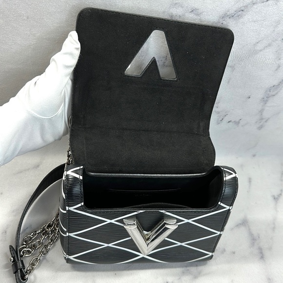 LOUIS VUITTON EPI TWIST - Picture 6 of 17
